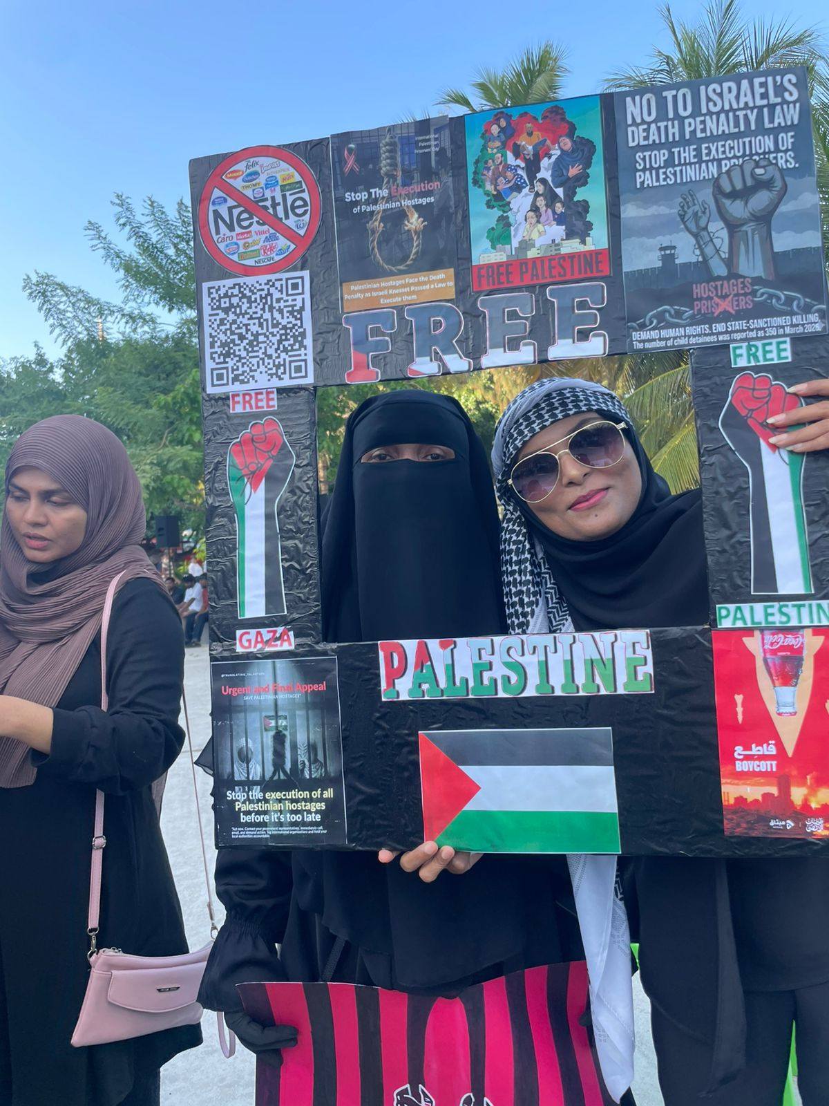 نساء يرفعن علم فلسطين في وقفه تضامنيه
